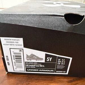 New In Box Under Armour Youth Low Baseball Cleats, Size 5Y in Gray and White